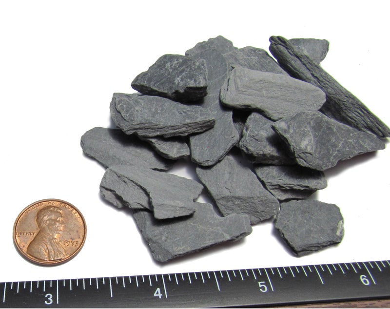 Small World Slate & Stone حجر الأردواز الطبيعي - 1/2 إلى 1 بوصة. الحجم المثالي للحدائق المصغرة أو حدائق الجنيات، الأحواض، الزواحف، التيراريوم، السكك الحديدية النموذجية، الديوراما وألعاب الحرب (1 رطل رمادي) - Image 2